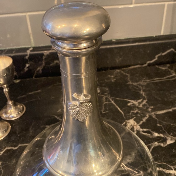 Vintage Decanter with 6 wine  glasses. - Picture 13 of 16